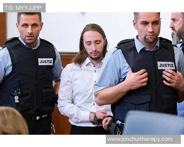 多特蒙德后防大将拉菲奇因伤缺阵，队内将遭遇后防困境